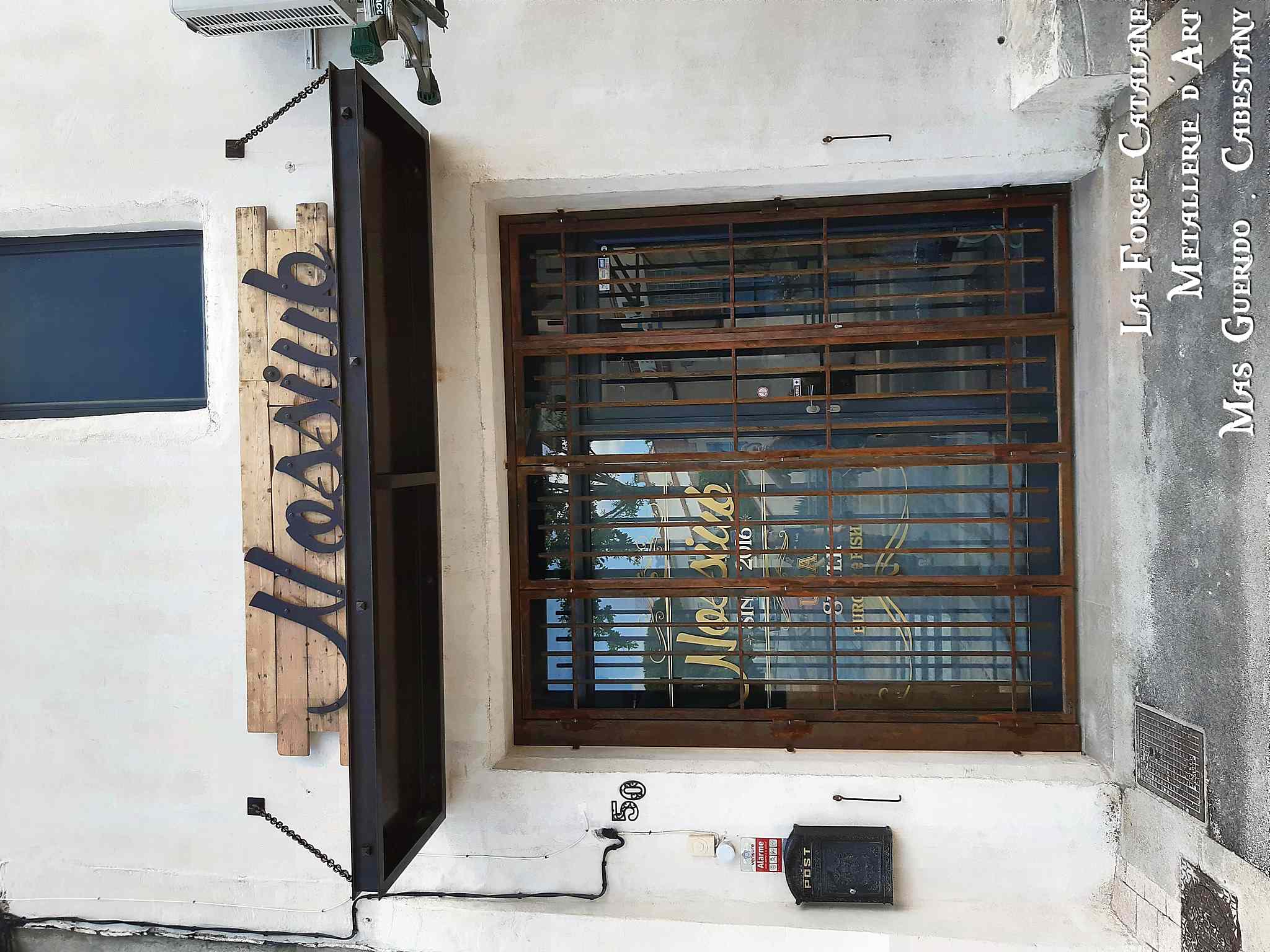 enseigne casquette grille articulee 4 vantaux forge catalane.jpg